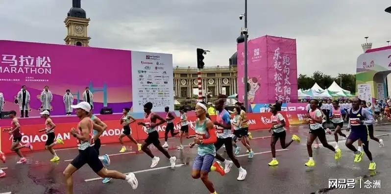 Góc Nhìn 888VI: Tranh cãi! Nhiều VĐV marathon vào bãi cỏ tiểu tiện bừa bãi, bị chỉ trích thiếu vă